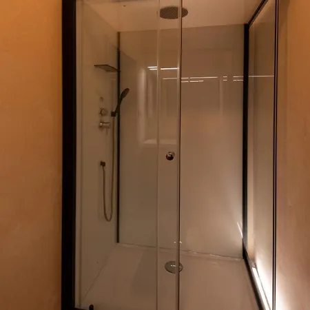 Ein Elsbeer Mitten In Der Campsite *