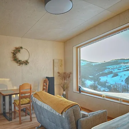 Ein Elsbeer Mitten In Der Campsite