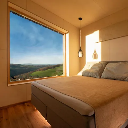 Ein Elsbeer Mitten In Der Campsite