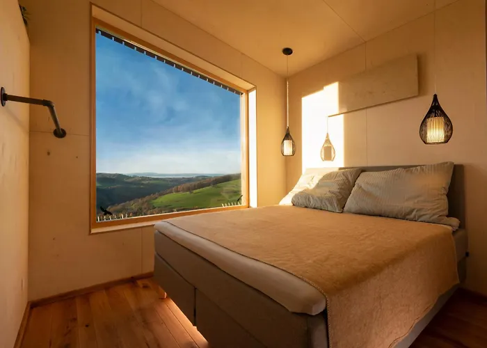 Ein Elsbeer Mitten In Der Campingplatz